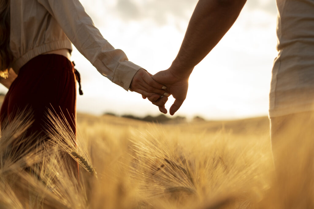 Two lovers holding hands.